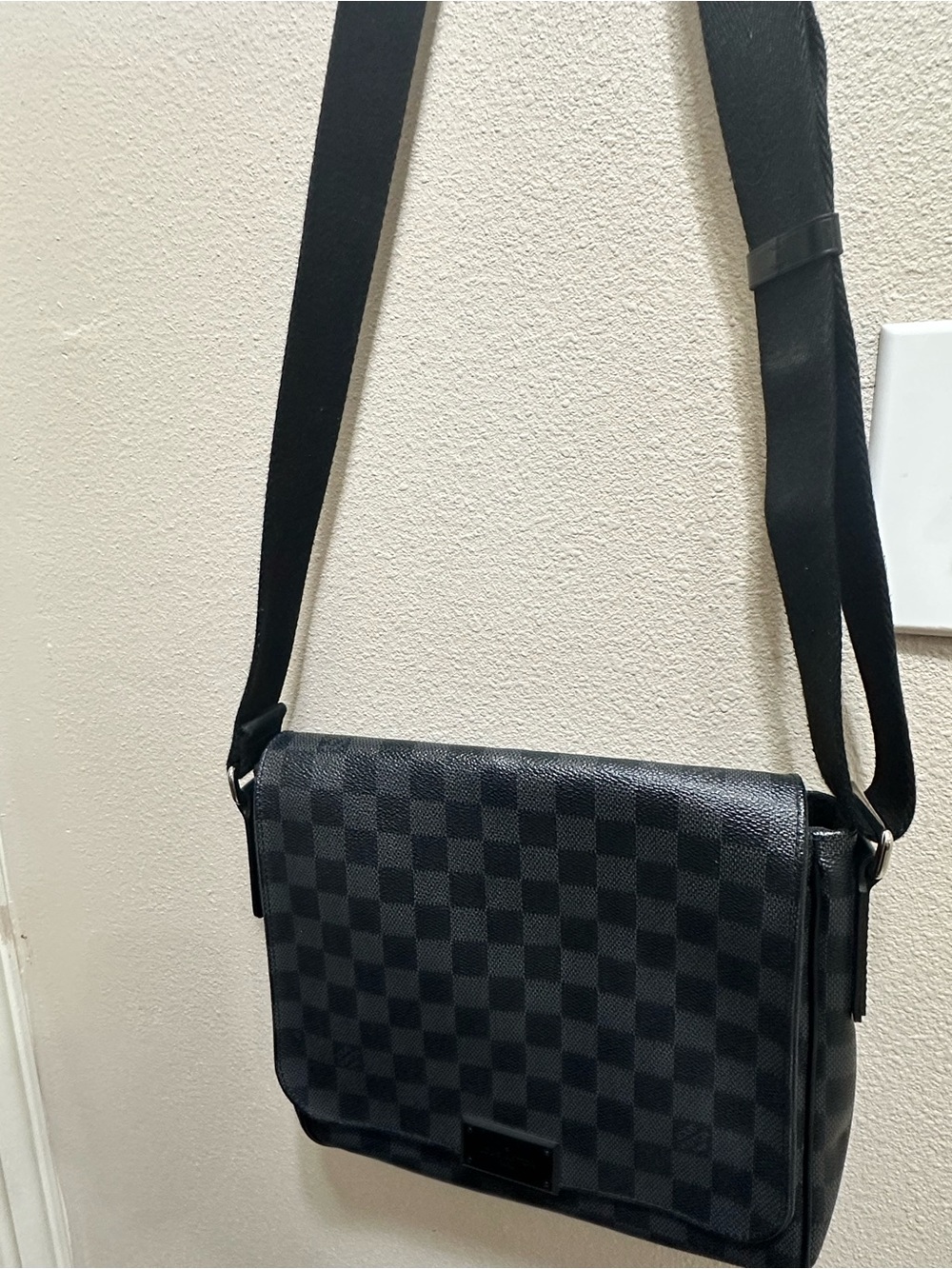 Louis Vuitton Damier Graphite Crossbody Messenger in Black and Gray WORN ONCE - Picture 8 of 8